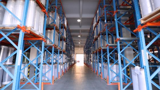 ฟิล์ม HDPE ที่เคลือบกันสลิปไม่สับซ้อน สําหรับผลงานที่น่าเชื่อถือในความกว้าง 100mm-1100mm